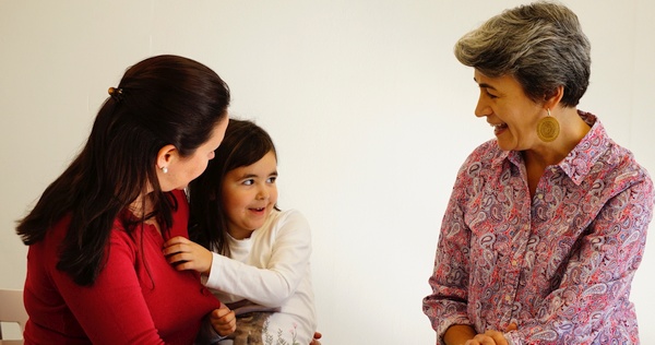 Rossana offering therapy to a mother and child